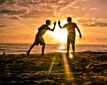 Amigo más unido que un hermano: 10 versículos sobre la amistad verdadera