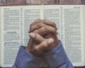 Cómo debemos buscar a Dios y acercarnos a él según la Biblia (8 prácticas importantes)