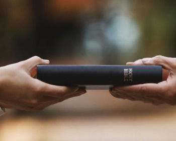 Dedicatorias para regalar una Biblia: frases y versículos inspiradores