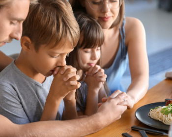 Oración para bendecir los alimentos: 13 oraciones por la comida