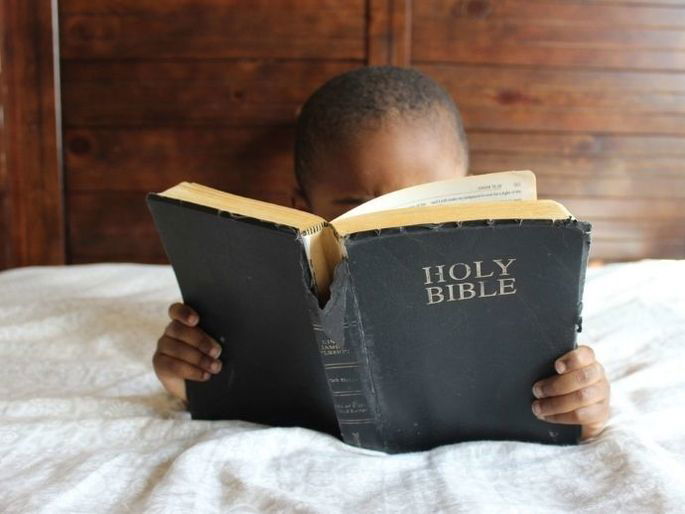 Instruye al niño en el camino correcto, y aun en su vejez no lo abandonará. (Proverbios 22:6)