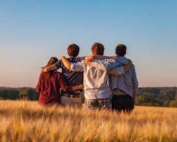 27 versículos para dedicar a un amigo: muestra cuánto lo valoras