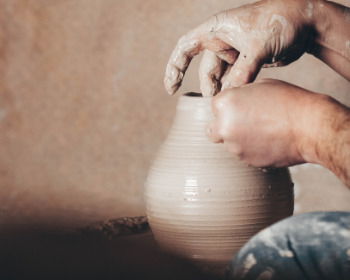 11 versículos que afirman que somos vasos de barro en manos del alfarero