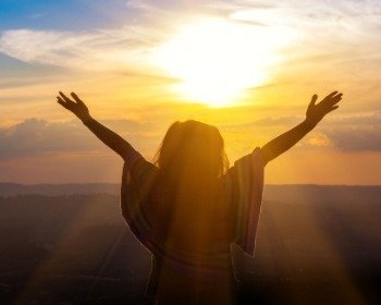 32 versículos sobre servir a Dios (con alegría y propósito)