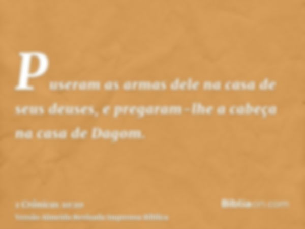 Puseram as armas dele na casa de seus deuses, e pregaram-lhe a cabeça na casa de Dagom.