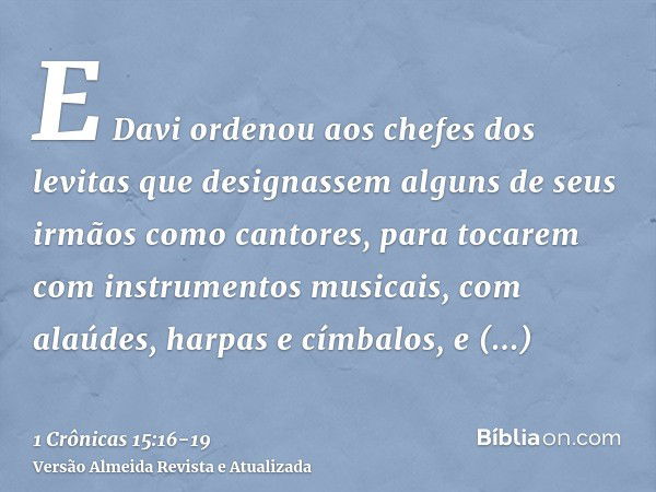 E Davi ordenou aos chefes dos levitas que designassem alguns de seus irmãos como cantores, para tocarem com instrumentos musicais, com alaúdes, harpas e címbalo