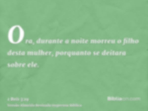 Ora, durante a noite morreu o filho desta mulher, porquanto se deitara sobre ele.