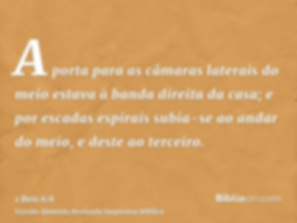 A porta para as câmaras laterais do meio estava à banda direita da casa; e por escadas espirais subia-se ao andar do meio, e deste ao terceiro.