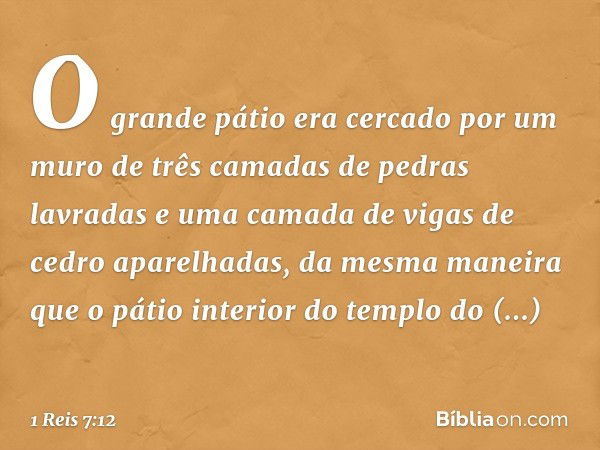 O grande pátio era cercado por um muro de três camadas de pedras lavradas e uma camada de vigas de cedro aparelhadas, da mesma maneira que o pátio interior do t