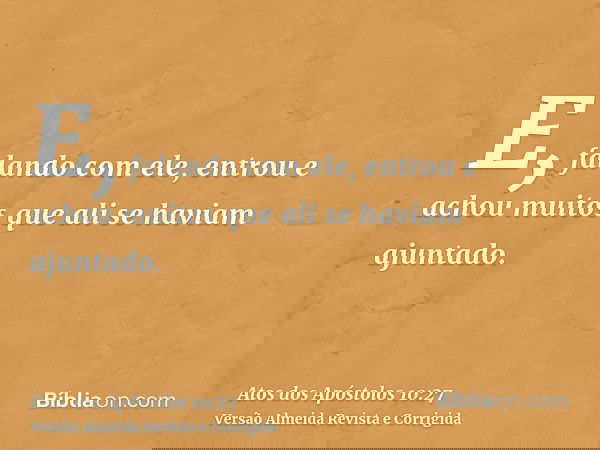 E, falando com ele, entrou e achou muitos que ali se haviam ajuntado.