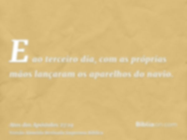 E ao terceiro dia, com as próprias mãos lançaram os aparelhos do navio.