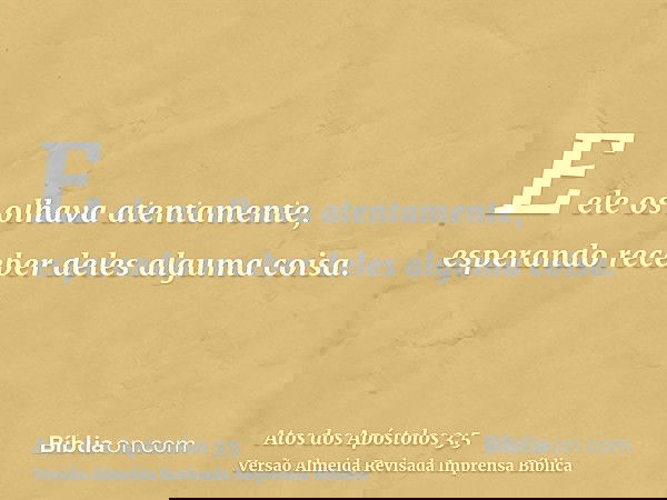 E ele os olhava atentamente, esperando receber deles alguma coisa.