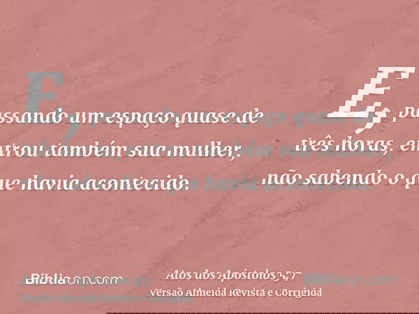 E, passando um espaço quase de três horas, entrou também sua mulher, não sabendo o que havia acontecido.