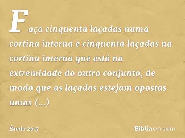 Faça cinquenta laçadas numa cortina interna e cin­quenta laçadas na cortina interna que está na extremidade do outro conjunto, de modo que as laçadas estejam op