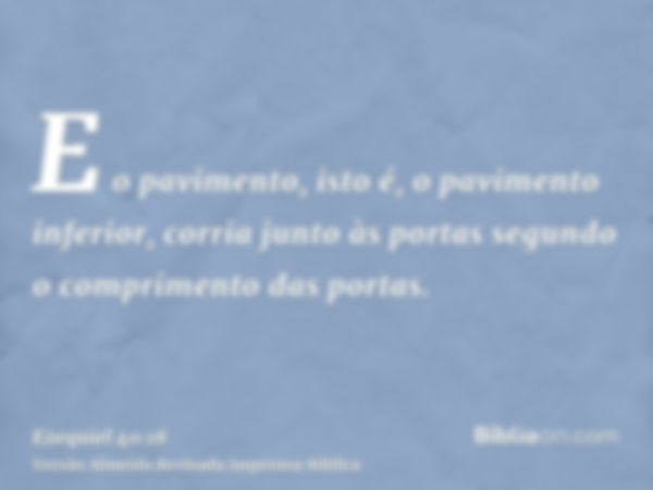 E o pavimento, isto é, o pavimento inferior, corria junto às portas segundo o comprimento das portas.