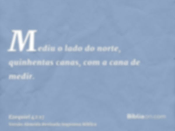 Mediu o lado do norte, quinhentas canas, com a cana de medir.