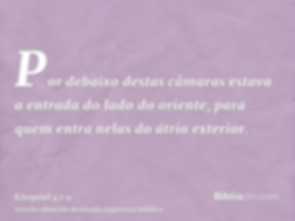 Por debaixo destas câmaras estava a entrada do lado do oriente, para quem entra nelas do átrio exterior.