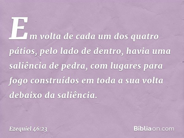 Em volta de cada um dos quatro pátios, pelo lado de dentro, havia uma saliência de pedra, com lugares para fogo construídos em toda a sua volta debaixo da saliê