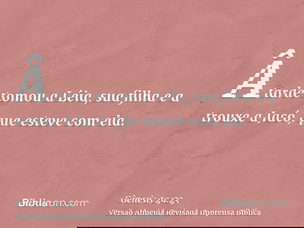 Â tarde tomou a Léia, sua filha e a trouxe a Jacó, que esteve com ela.