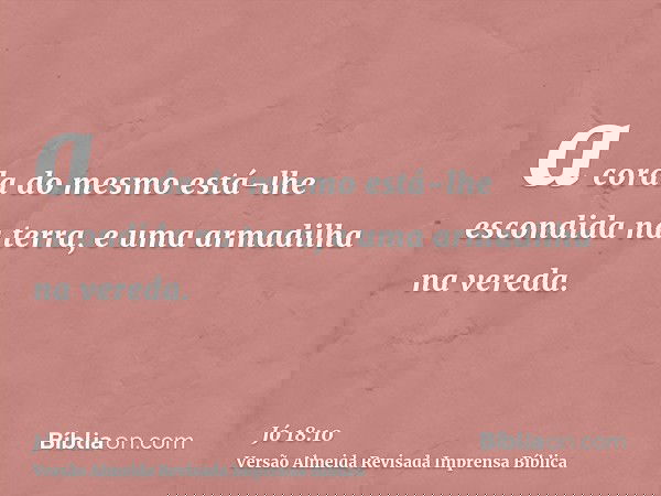 a corda do mesmo está-lhe escondida na terra, e uma armadilha na vereda.