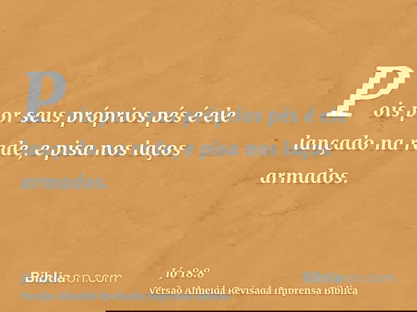 Pois por seus próprios pés é ele lançado na rede, e pisa nos laços armados.