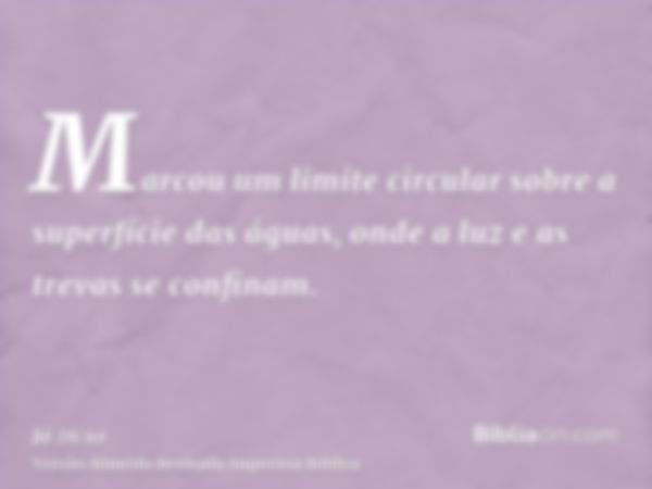 Marcou um limite circular sobre a superfície das águas, onde a luz e as trevas se confinam.