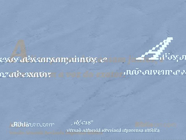 Ali os presos descansam juntos, e não ouvem a voz do exator.