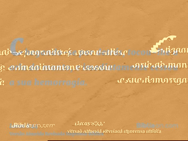 chegando-se por detrás, tocou-lhe a orla do manto, e imediatamente cessou a sua hemorragia.
