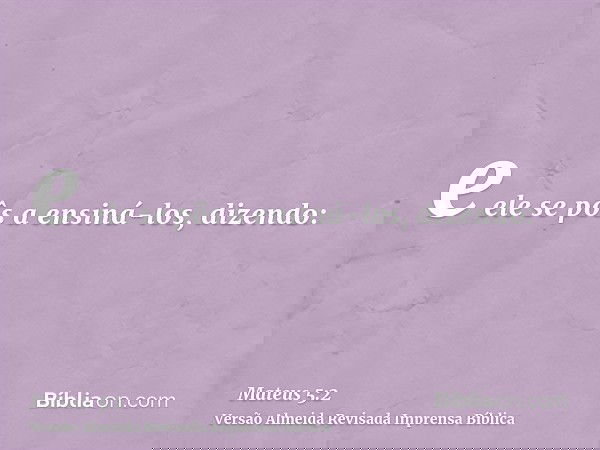 e ele se pôs a ensiná-los, dizendo: