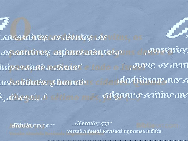 Os sacerdotes, os levitas, os porteiros, os cantores, alguns dentre o povo, os netinins e todo o Israel habitaram nas suas cidades. Quando chegou o sétimo mês,