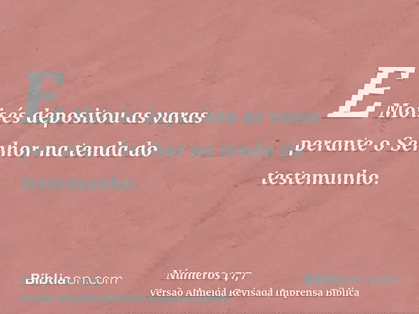 E Moisés depositou as varas perante o Senhor na tenda do testemunho.
