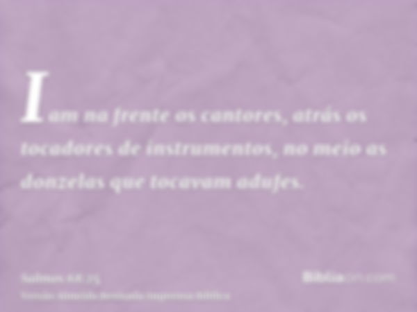 Iam na frente os cantores, atrás os tocadores de instrumentos, no meio as donzelas que tocavam adufes.