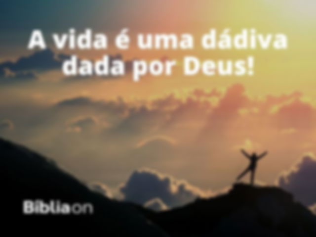 Um homem em cima de uma montanha mais alta que as nuvens, com o sol brilhando acima dele. Texto na imagem diz: A vida é uma dádiva dada por Deus!
