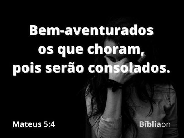 Versículo bíblico Bem-aventurados os que choram, pois serão consolados. Uma garota chorando com a mão nos olhos.