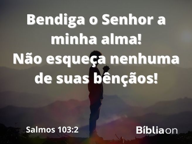 Homem de pé em um gramado, com as mãos unidas fazendo uma oração com o fundo branco. Versículo bíblico de salmos cento e três verso dois, que diz, Bendiga o Senhor a minha alma! Não esqueça nenhuma de suas bênçãos.