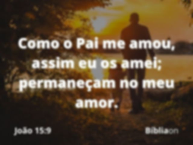 Pai e filho andando de mãos dadas em direção a um lago ao pôr do sol. Versículo bíblico de João quinze nove, Como o Pai me amou, assim eu os amei; permaneçam no meu amor.
