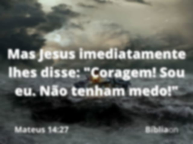 Um barco em alto mar e uma tempestade se formando. Com o versículo Bíblico de Mateus catorze vinte e sete que diz Jesus imediatamente lhes disse Coragem Sou eu Não tenham medo