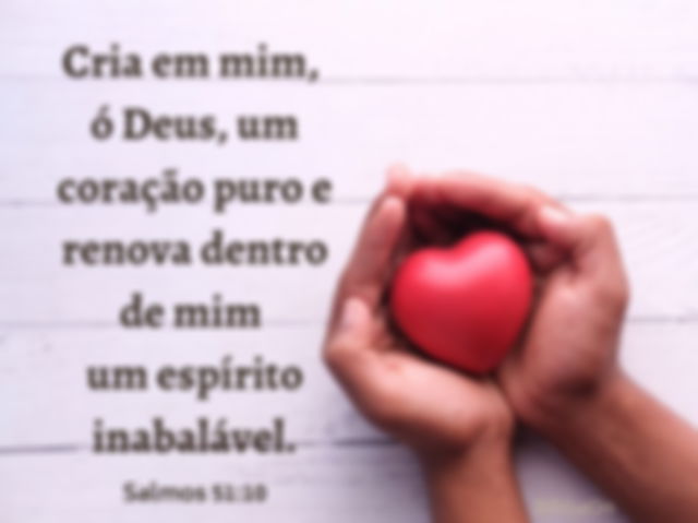 Imagem de mãos estendidas segurando um coração - Salmos 51:10 - Cria em mim oh Deus um coração puro ...