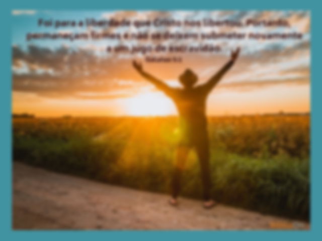 Liberdade em Cristo - Gálatas 5:1 - Imagem de um homem braços erguidos ao céu, em contraste com a luz do sol