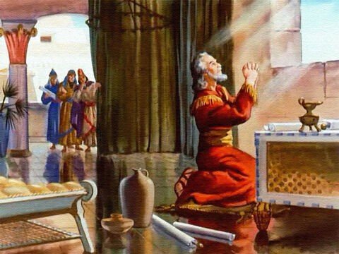 Imagem de Daniel orando e grupo de homens conspirando com um pergaminho - decreto - nas mãos