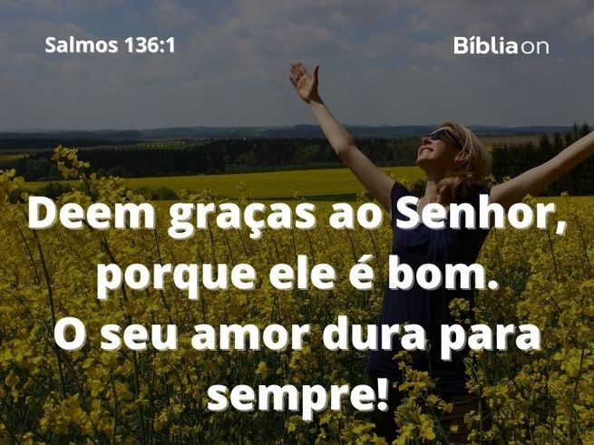 Uma mulher correndo de braços abertos em um campo de flores amarelas. O texto bíblico da imagem é de salmo centro e trinta e seis, versículo um, que diz: Deem graças ao Senhor, porque ele é bom. O seu amor dura para sempre!