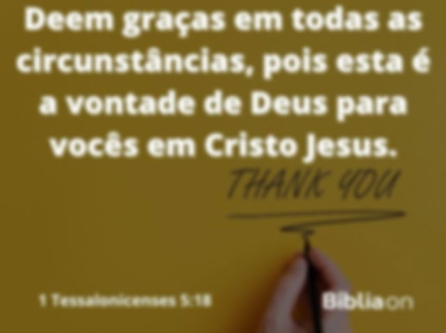 Toda imagem é um papel de cor amarela, com uma mão por cima na parte inferior segurando uma caneta e o escrito obrigado no papel. Verso bíblico na imagem é de primeira tessalonicenses, capítulo cinco verso dezoito, que diz: Deem graças em todas as circunstâncias, pois esta é a vontade de Deus para vocês em Cristo Jesus.