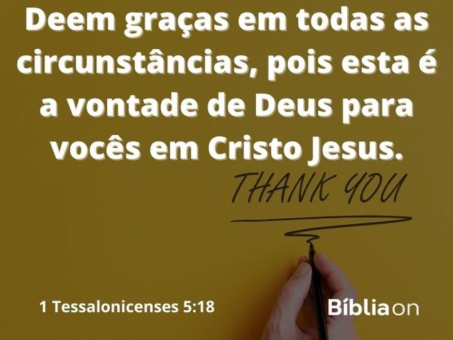 Toda imagem é um papel de cor amarela, com uma mão por cima na parte inferior segurando uma caneta e o escrito obrigado no papel. Verso bíblico na imagem é de primeira tessalonicenses, capítulo cinco verso dezoito, que diz: Deem graças em todas as circunstâncias, pois esta é a vontade de Deus para vocês em Cristo Jesus.