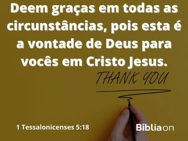 Toda imagem é um papel de cor amarela, com uma mão por cima na parte inferior segurando uma caneta e o escrito obrigado no papel. Verso bíblico na imagem é de primeira tessalonicenses, capítulo cinco verso dezoito, que diz: Deem graças em todas as circunstâncias, pois esta é a vontade de Deus para vocês em Cristo Jesus.