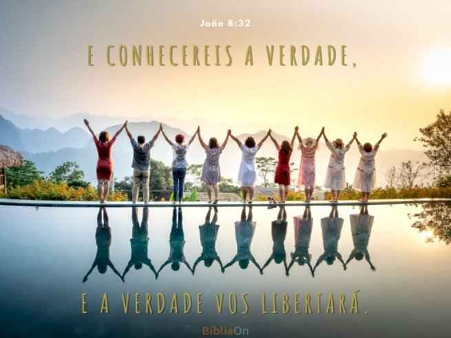 E conhecerão a verdade e a verdade os libertará - João 8:32 - Imagem de um grupo com as mãos erguidas