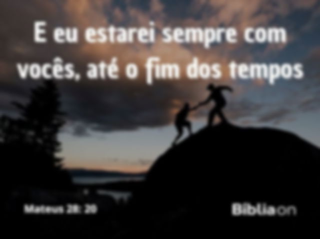 Uma paisagem de natureza, com árvores, rio e céu aberto. Duas pessoas estão subindo um monte, com a pessoa de cima dando a mão, em ajuda, à pessoa de baixo. Versículo na imagem de Mateus capítulo vinte e oito, versículo vinte, que diz: E eu estarei sempre com vocês, até o fim dos tempos.