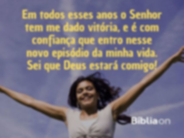 Uma mulher com os braços abertos e o céu aberto ao fundo. Texto escrito: Em todos esses anos o Senhor vem me dado vitória, e é com confiança que entro nesse novo episódio da minha vida. Sei que Deus estará comigo!