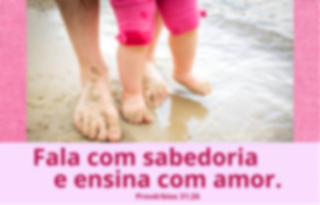 Provérbios 31:26 - Ensinar com amor - Passos na areia de um pai e filho