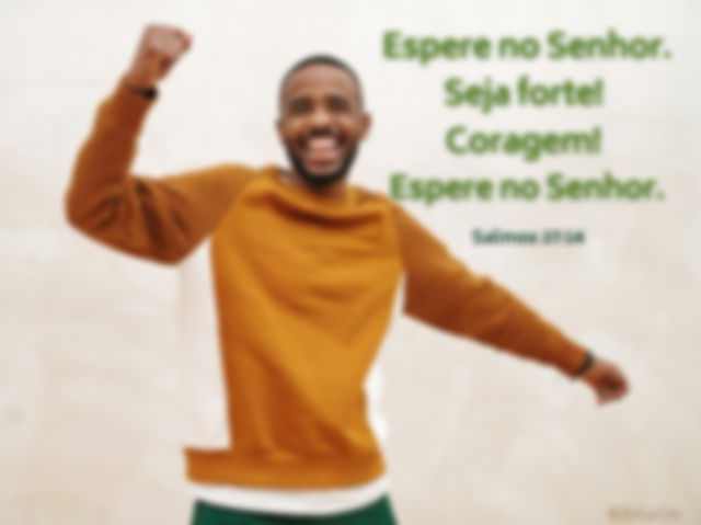 Espere no Senhor, coragem... - Salmos 27:14 - Imagem de um homem alegre com braço estendido