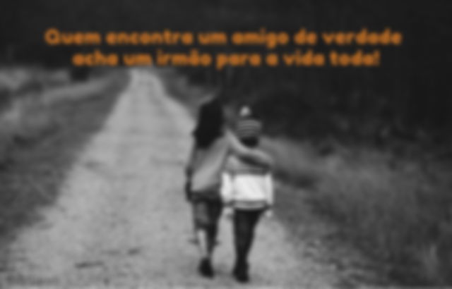 Imagem de 2 crianças andando abraçadas no caminho - Quem encontra um amigo acha um irmão para a vida toda